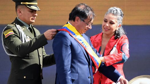Al mandatario Gustavo Petro, la senadora María José Pizarro le colocó la banda presidencial.
