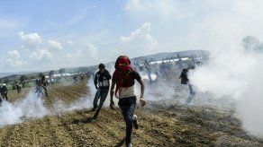 Decenas de migrantes heridos en frontera greco-macedonia por uso de gases lacrimógenos