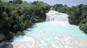 Vecinos de turística cascada en México usan sus manos para revertir súbita sequía