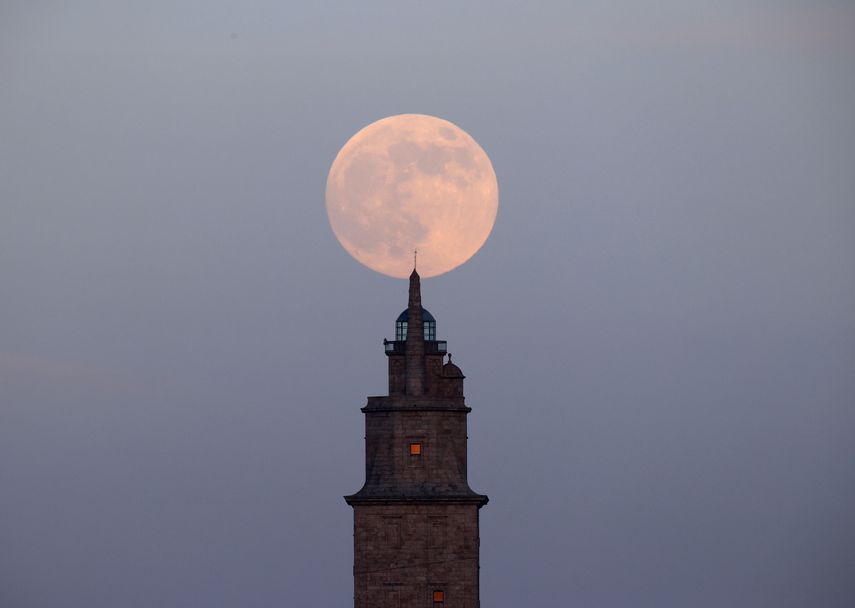 -FOTODELDÍA- A CORUÑA, 18/12/21.- La luna salía hoy en A Coruña tras la Torre de Hércules, el faro romano más antiguo del mundo y el único que se conserva en servicio, siendo declarado Patrimonio de la Humanidad en el año 2009. EFE/Cabalar 