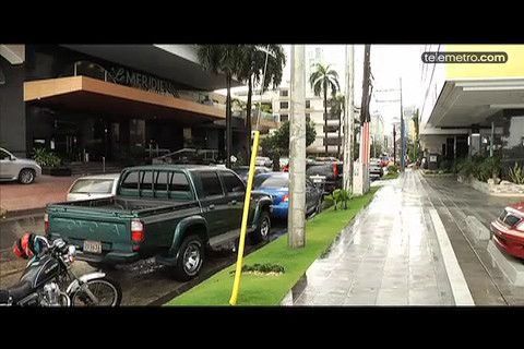 Residentes de Calle Uruguay denuncian complicidad de autoridades