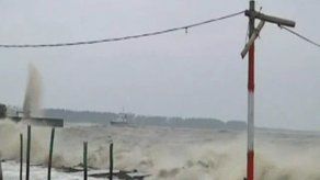 Video: Aumentan a 42 los muertos por un ciclón en Bangladesh