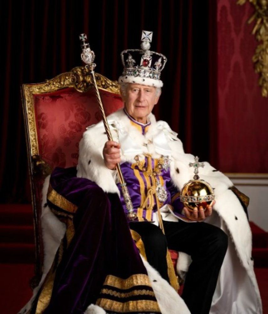 Carlos III genera reacciones al presentar su 1er retrato como rey