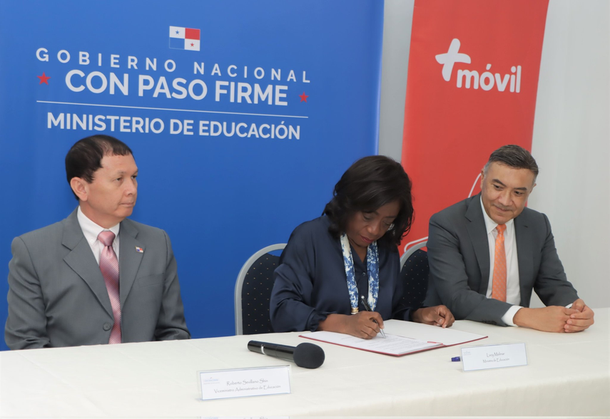 MEDUCA firma contrato para iniciar el programa Internet para Todos.