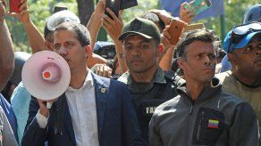 Guaidó llama a marchar hacia batallones para exigir que cese apoyo militar a Maduro