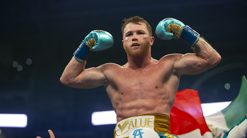 Canelo Álvarez celebrando una de sus victorias