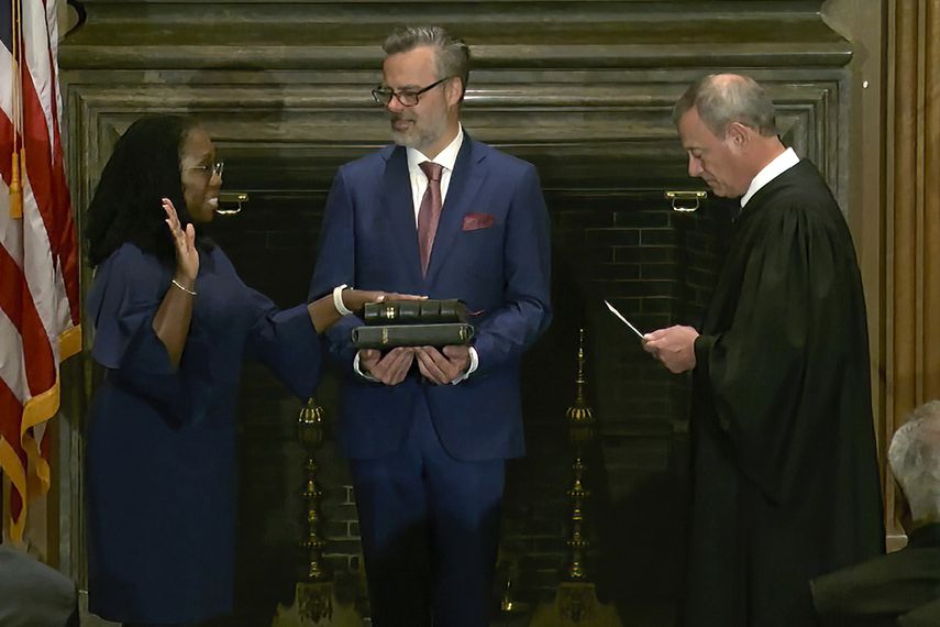 Juramenta la primera mujer jueza negra en la corte de EE. UU.