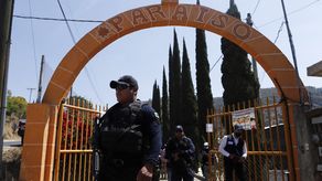 En el lugar del ataque las autoridades recolectaron más de cien casquillos percutidos y aseguraron 15 vehículos.