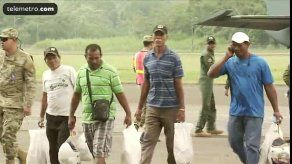 Marinos rescatados se reúnen con sus familiares en el hangar de Howard