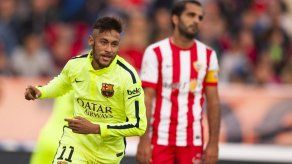 Suárez ayuda al Barcelona a remontar en Almería