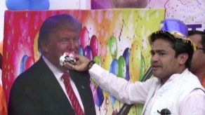 Extrema derecha india celebra cumpleaños del salvador de la humanidad Trump