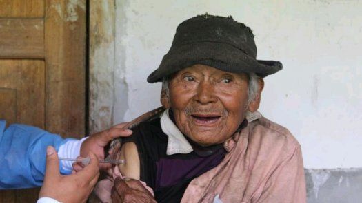 Marcelino Abad, peruano de 121 años, fue vacunado contra la covid-19 en su casa.