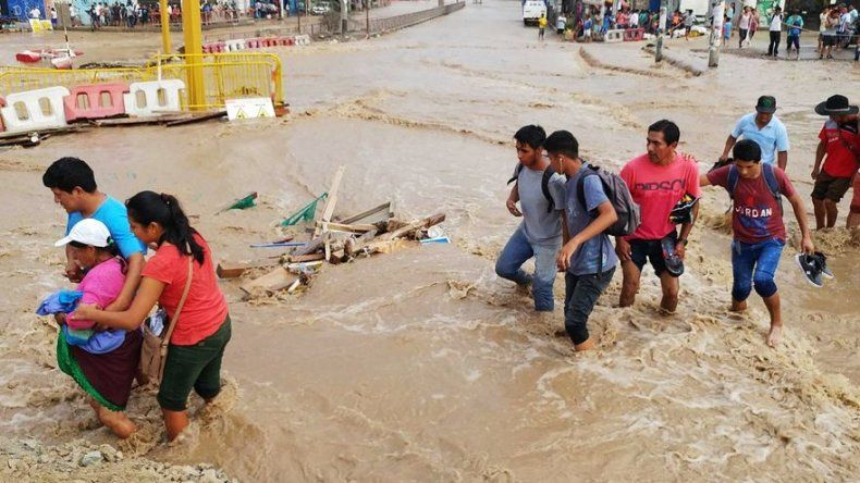 Capital de Perú sigue rodeada por deslizamientos y desbordes de ríos