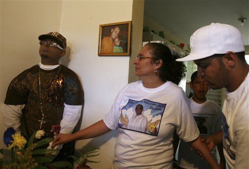 Velan cadáver colocado de pie en Puerto Rico