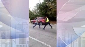 Conductor se agarra a golpes con policía en el Corredor Sur Conductor se agarra a golpes con policía en el Corredor Sur