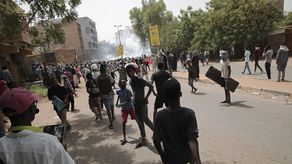 Las protestas reclaman que los militares abandonen el poder. Sin embargo, los generales han dicho que sólo entregarán el control del país a un gobierno electo.