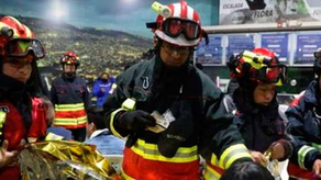 Rescatan a 75 personas atrapadas en teleférico en Ecuador