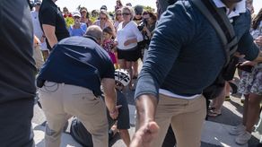El presidente se recompuso rápidamente y pasó varios minutos charlando.
