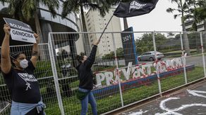 El caso subraya la fuerte división en Brasil sobre el tratamiento adecuado de los pacientes con COVID-19, y muchos en la nación, incluido el presidente —que no está vacunado— se oponen a las recomendaciones científicas mundiales.