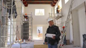 Fernández Garza ocupó la alcaldía de San Pedro Garza García en tres ocasiones distintas, en 1989, 2009 y 2015, cada gestión por un periodo de tres años.