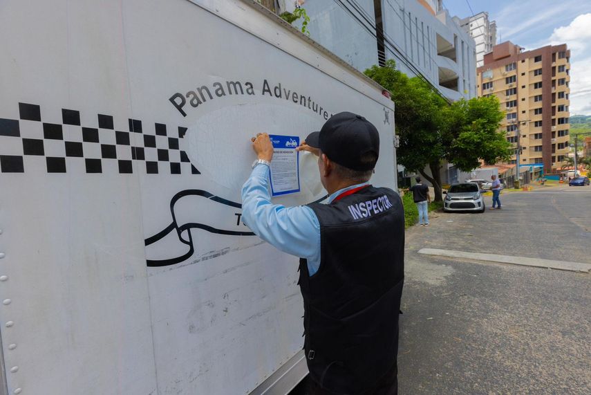 Alcaldía de Panamá inicia operativos para sacar chatarras de las avenidas.