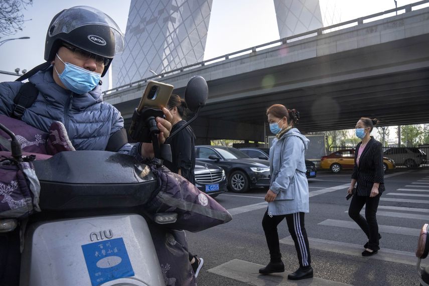 Shanghái cerró empresas y confinó a la mayoría de su población en sus casas el 28 de marzo tras un repunte de los contagios.
