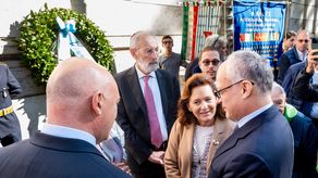 Giorgia Meloni, quien probablemente encabezará el primer gobierno de extrema derecha en Italia desde la Segunda Guerra Mundial, llamó por teléfono a la líder de la comunidad judía de Roma, Ruth Dureghello, para conmemorar el aniversario.