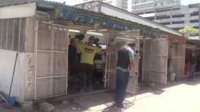 Embajador de EEUU en Panamá se corta el cabello en barbería de El Marañón