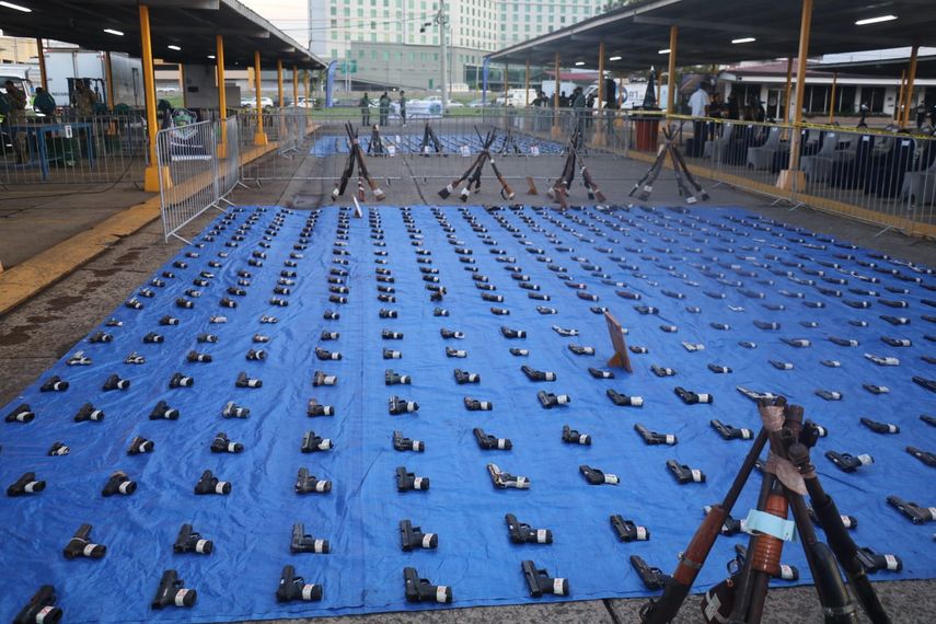 La ceremonia de destrucción de armas de fuego tuvo lugar en la sede de la Policía Nacional.