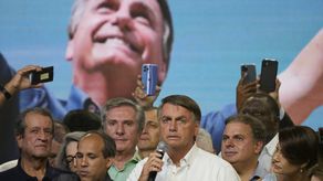Al centro con micrófono, Jair Bolsonaro.