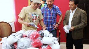 Roberto Durán entrega implementos de boxeo