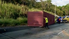Mula se vuelca en Vía Centenario