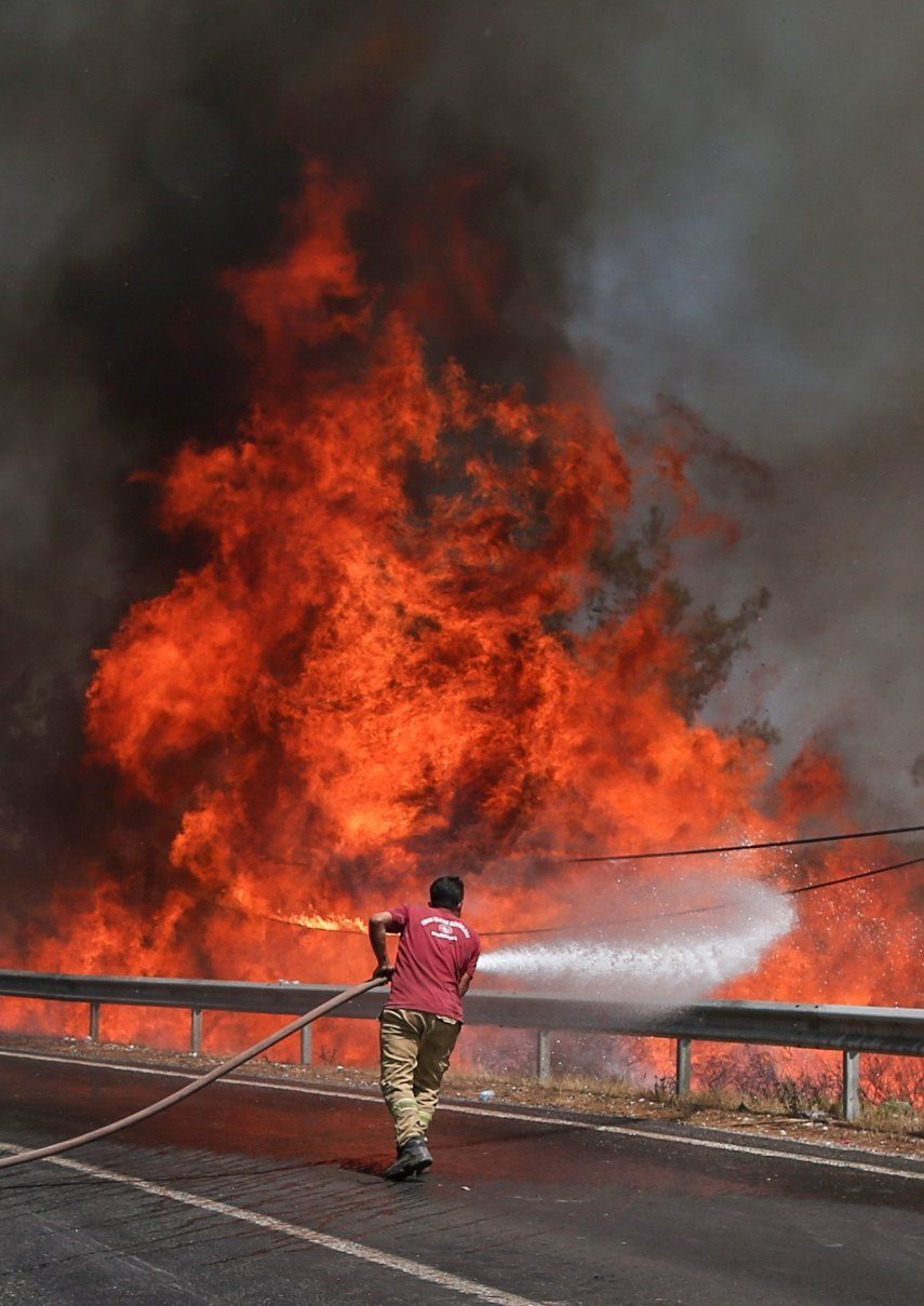 A los siete fallecidos en incendios en Manavgat se suma un joven que murió el viernes al intentar ayudar a los bomberos en la zona turística de Marmaris.