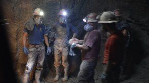 Policía boliviana libera 19 mineros encerrados en mina por otros trabajadores