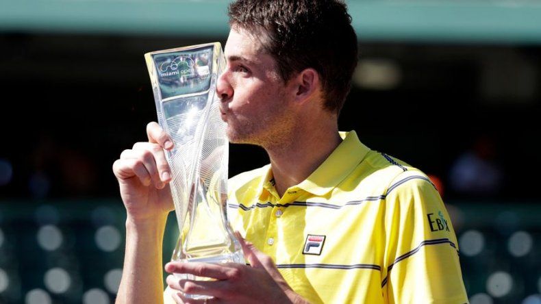 Isner remonta ante Zverev y alza el título en Miami