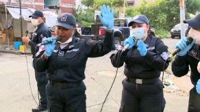 Policías llevan música a ciudadanos para sobrellevar la cuarentena Policías llevan música a ciudadanos para sobrellevar la cuarentena