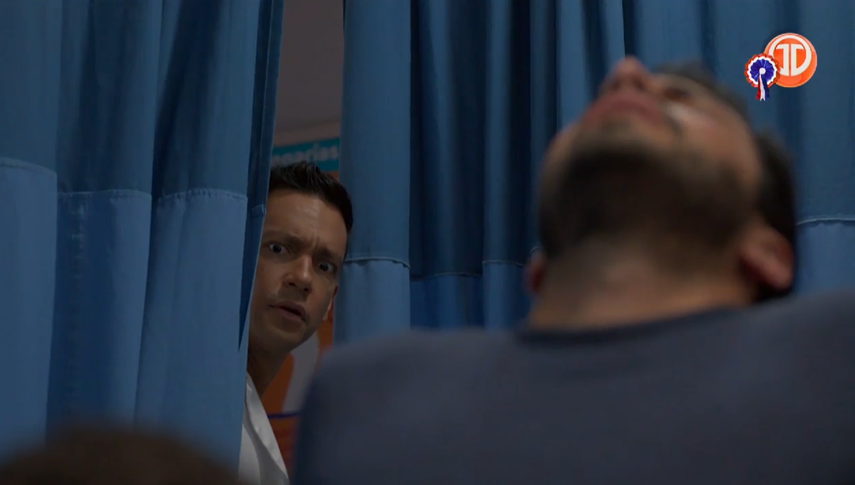 Enfermeras: Reynaldo ve a Álvaro viéndole la parte íntima a Carlos.