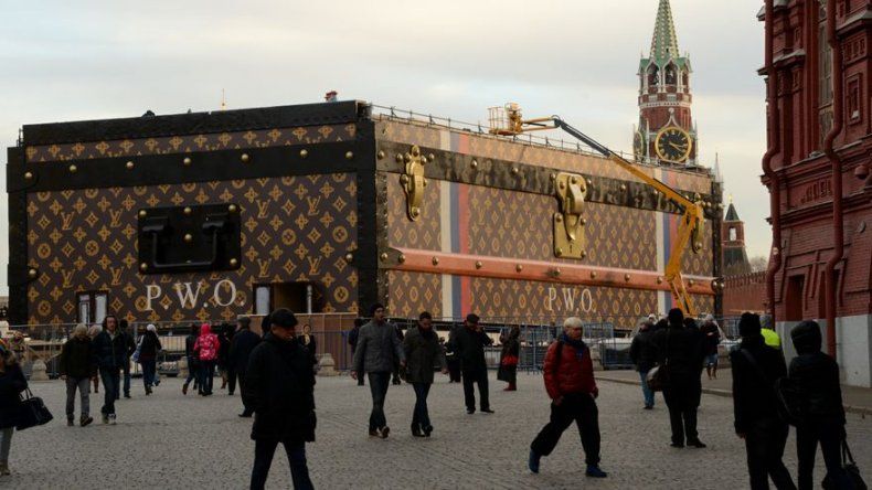 Enfado en Moscú por una aparatosa maleta Louis Vuitton en plena Plaza Roja