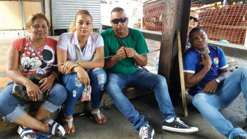 Buhoneros de San Miguelito se encadenan, exigen respuesta sobre reubicación