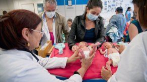 En Colombia las madres -o padres- canguro reemplazan a las incubadoras