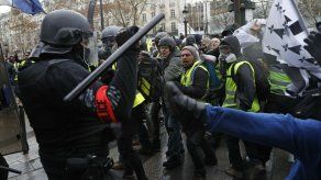 Critican a policía francesa por represión de protestas