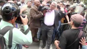 Golpean a diputados opositores durante protesta por revocatorio en Venezuela