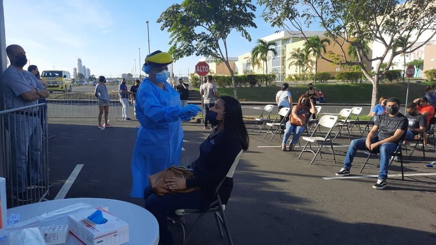 Personal de salud aplica pruebas de hisopados para detectar casos positivos de covid-19.