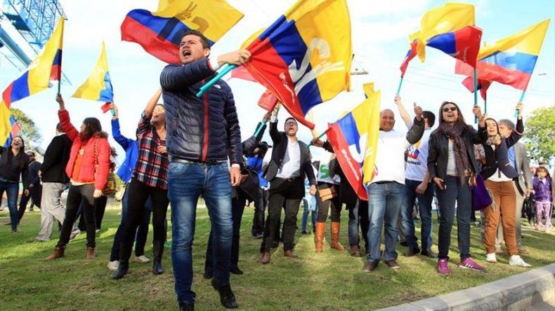 Exjefes paramilitares invitan a votar sí en plebiscito