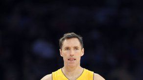 Lakers tratan de seguir adelante sin Nash