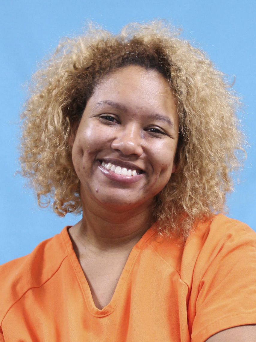 La televisora KFVS informó que una mujer había llamado a la policía el viernes poco después de las 11 de la noche para reportar que había matado a su novio con una espada.