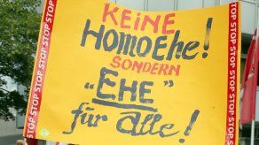 Crece presión sobre Merkel para equiparar uniones homosexuales con matrimonio