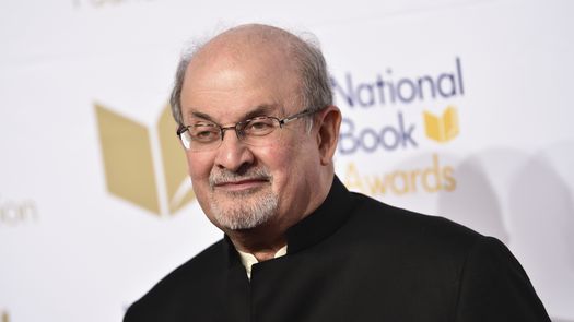 Salman Rushdie, de 75 años, fue apuñalado el viernes durante un acto en el oeste de Nueva York. Sufrió daños en el hígado, así como nervios seccionados en un brazo y un ojo, según su agente.