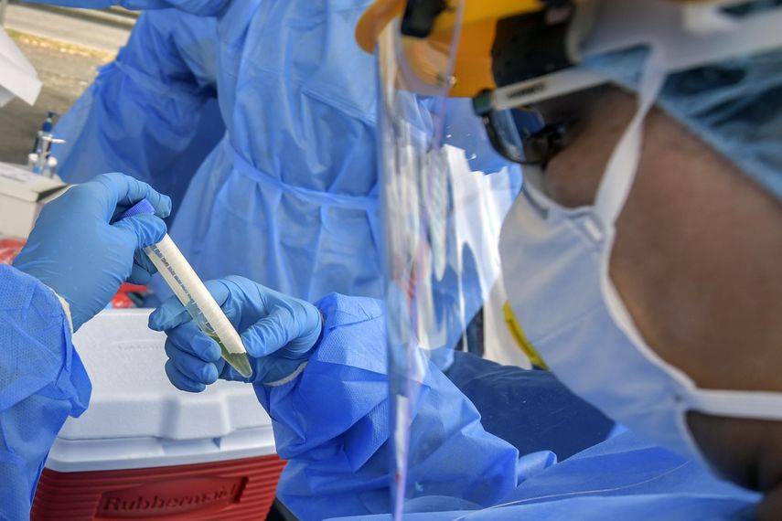 Personal de salud de Pananá realiza pruebas para detectar la COVID-19.