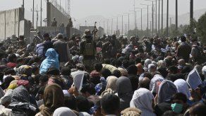 Miles de personas esperan en las afueras del aeropuerto de Kabul, Afganistán.